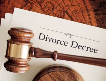 A couple signs divorce paperwork after coming to Essig Law Office for their Divorce and Property Division case